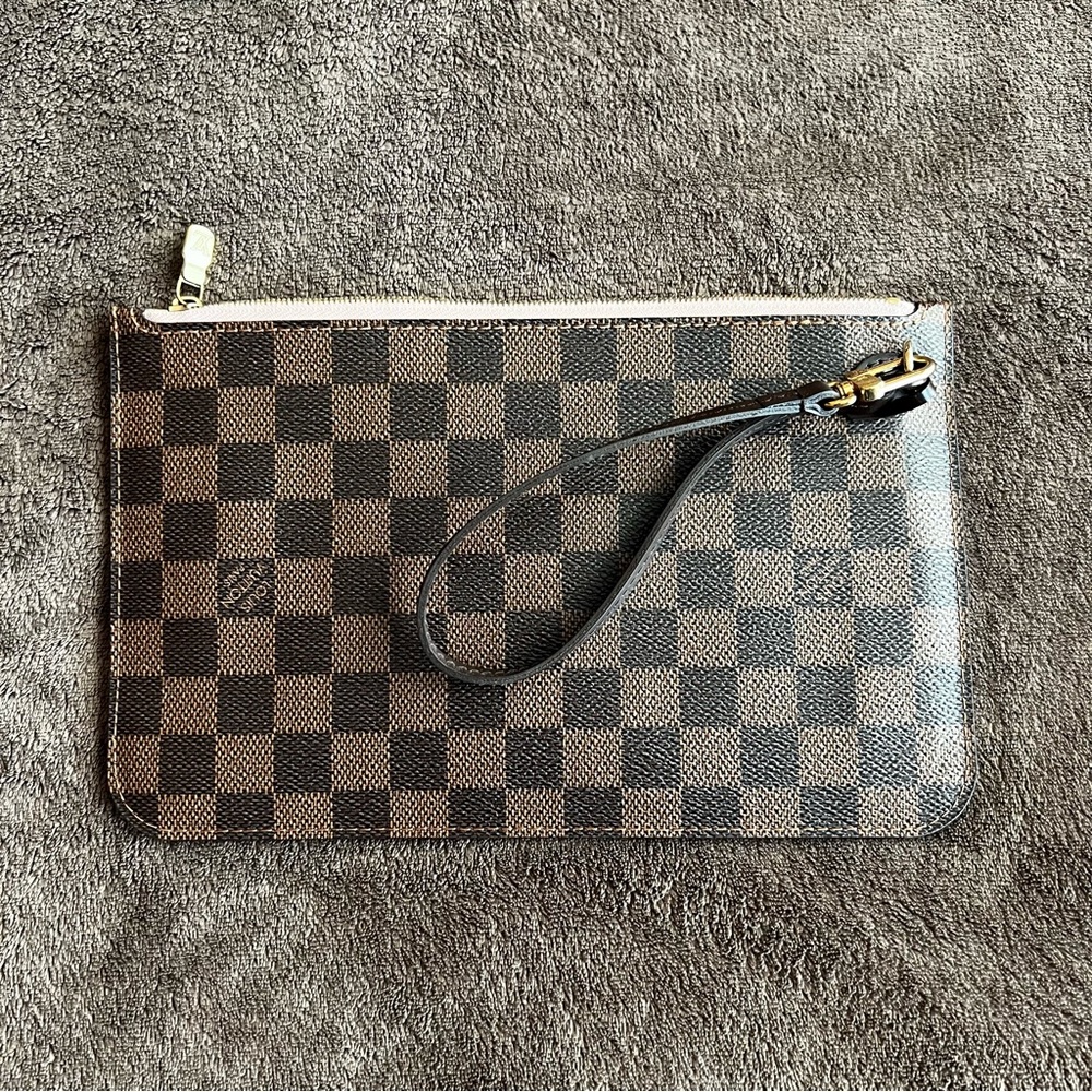 LOUIS VUITTON DAMIER EVENE NEVERFULL CLUTCH WRISTLET